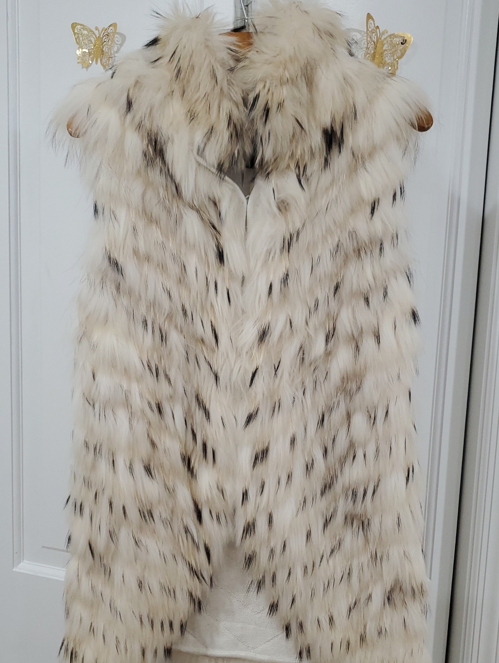 BCBGMAXAZRIA faux fur vest designed with an ivory base and distinctive dark tips